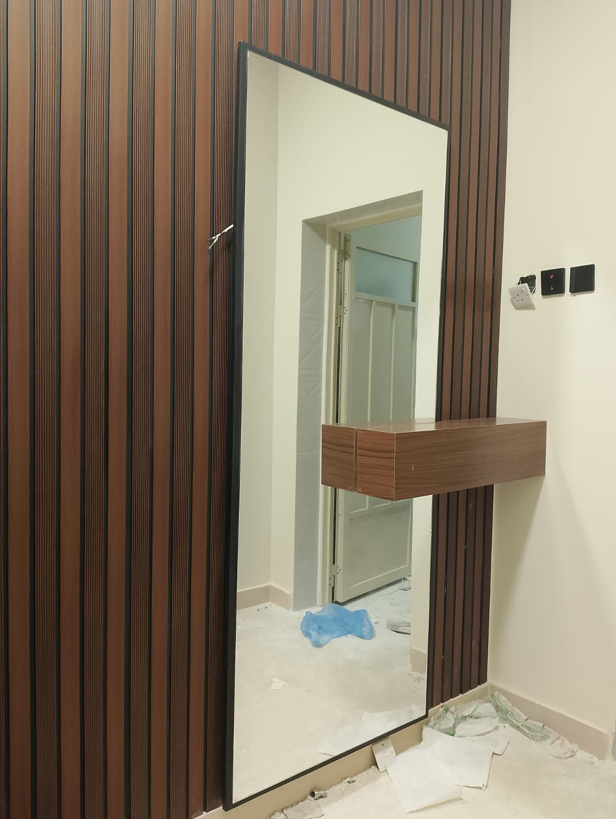 Mirrored Display Wall